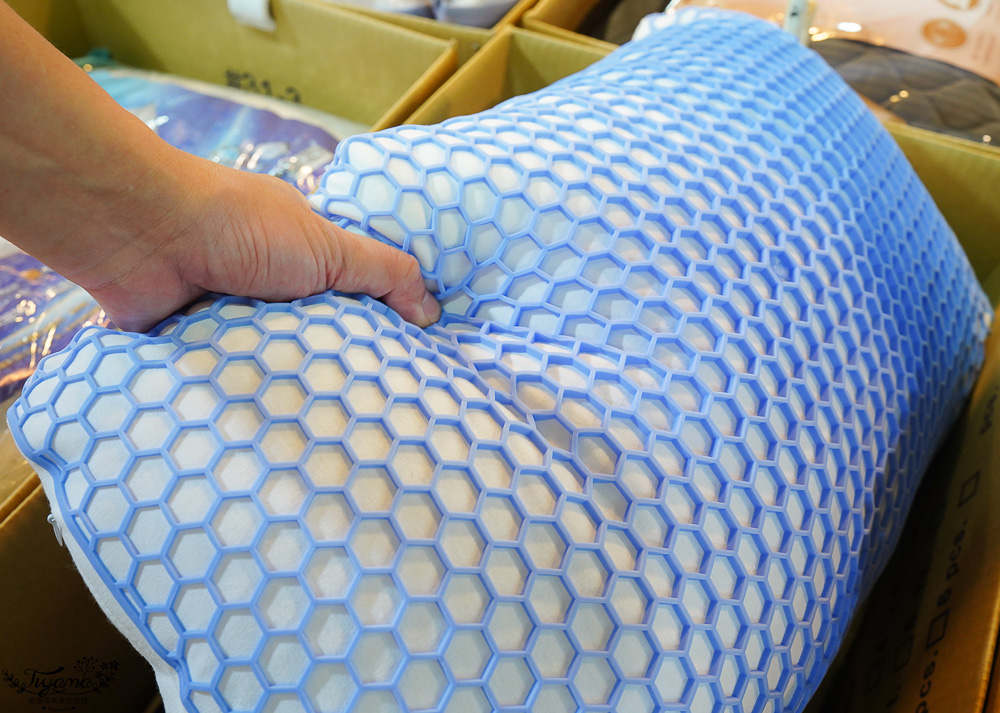 台南多利寶寢具特賣會｜海馬台南年度聯合特賣會：台灣工廠直營天絲寢具親民價就能買到！！多款枕頭買一送一只要990.天絲床包兩用被組1980起.兒童枕299.機能被990，冬天換季補寢具買到賺到 @緹雅瑪 美食旅遊趣