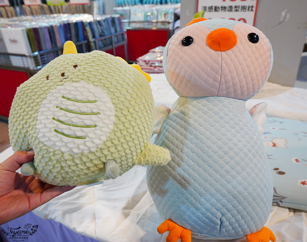 台南多利寶寢具特賣會｜海馬台南年度聯合特賣會：台灣工廠直營天絲寢具親民價就能買到！！多款枕頭買一送一只要990.天絲床包兩用被組1980起.兒童枕299.機能被990，冬天換季補寢具買到賺到 @緹雅瑪 美食旅遊趣