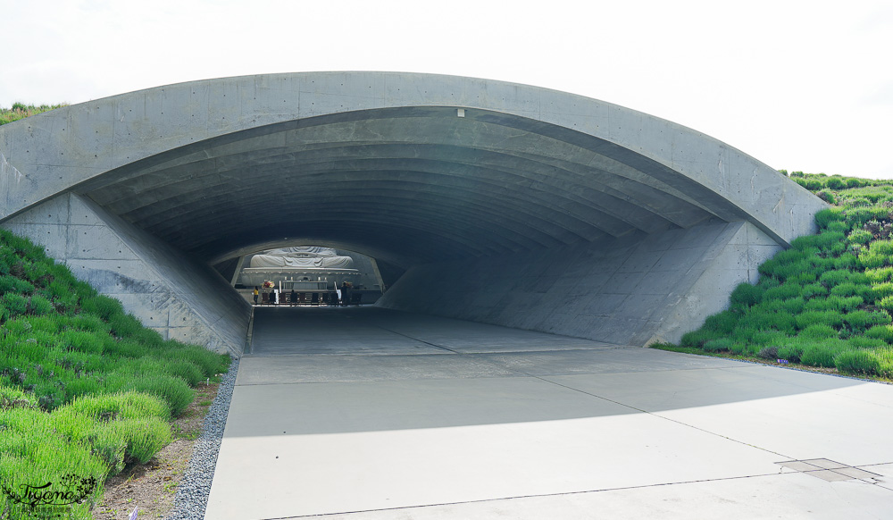 北海道頭大佛殿，在真駒内滝野霊園裡建築大師安藤忠雄的作品「洞窟中巨大佛殿」 @緹雅瑪 美食旅遊趣