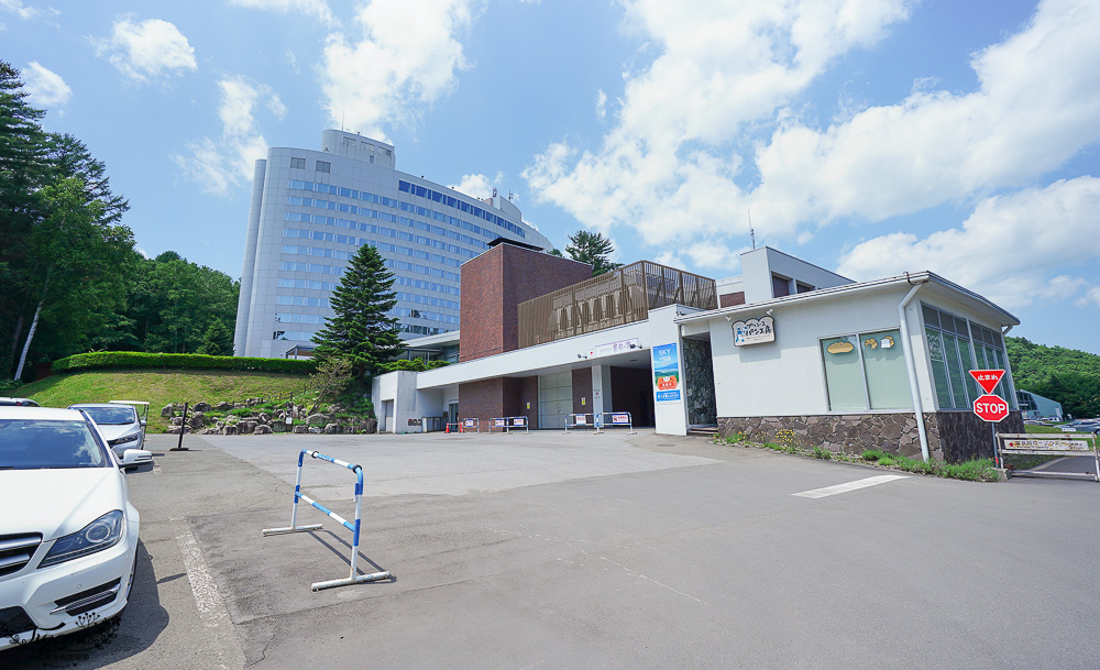 北海道富良野美食「森之時計｜珈琲 森の時計」森林精靈露台裡的幻夢咖啡廳~來杯DIY手磨豆的手沖咖啡，20週年森林劇院蛋糕 @緹雅瑪 美食旅遊趣