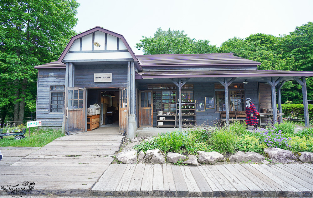 北海道富良野美食「森之時計｜珈琲 森の時計」森林精靈露台裡的幻夢咖啡廳~來杯DIY手磨豆的手沖咖啡，20週年森林劇院蛋糕 @緹雅瑪 美食旅遊趣