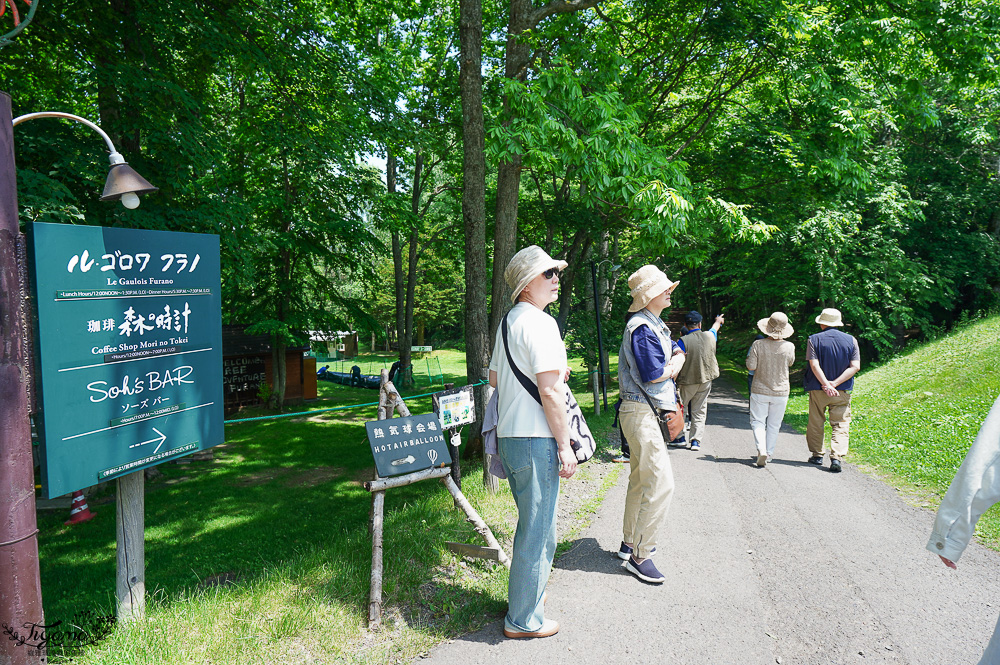 北海道富良野美食「森之時計｜珈琲 森の時計」森林精靈露台裡的幻夢咖啡廳~來杯DIY手磨豆的手沖咖啡，20週年森林劇院蛋糕 @緹雅瑪 美食旅遊趣