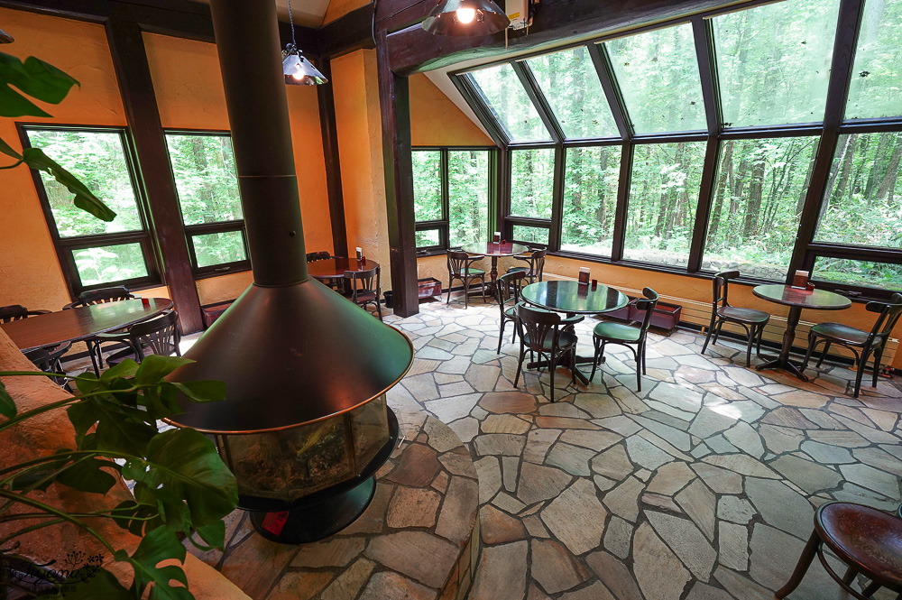 北海道富良野美食「森之時計｜珈琲 森の時計」森林精靈露台裡的幻夢咖啡廳~來杯DIY手磨豆的手沖咖啡，20週年森林劇院蛋糕 @緹雅瑪 美食旅遊趣