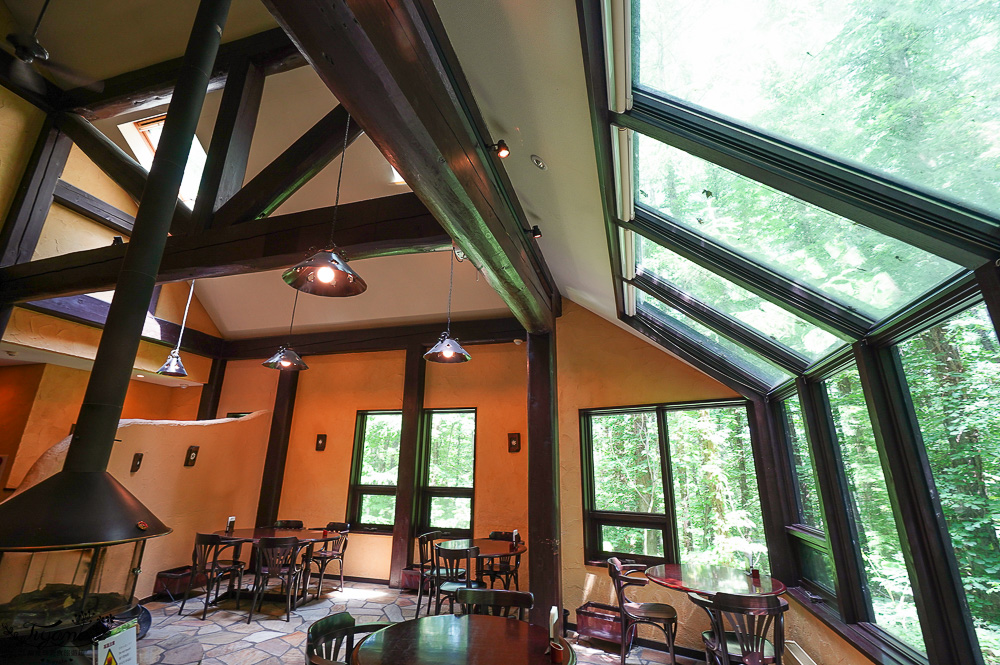 北海道富良野美食「森之時計｜珈琲 森の時計」森林精靈露台裡的幻夢咖啡廳~來杯DIY手磨豆的手沖咖啡，20週年森林劇院蛋糕 @緹雅瑪 美食旅遊趣