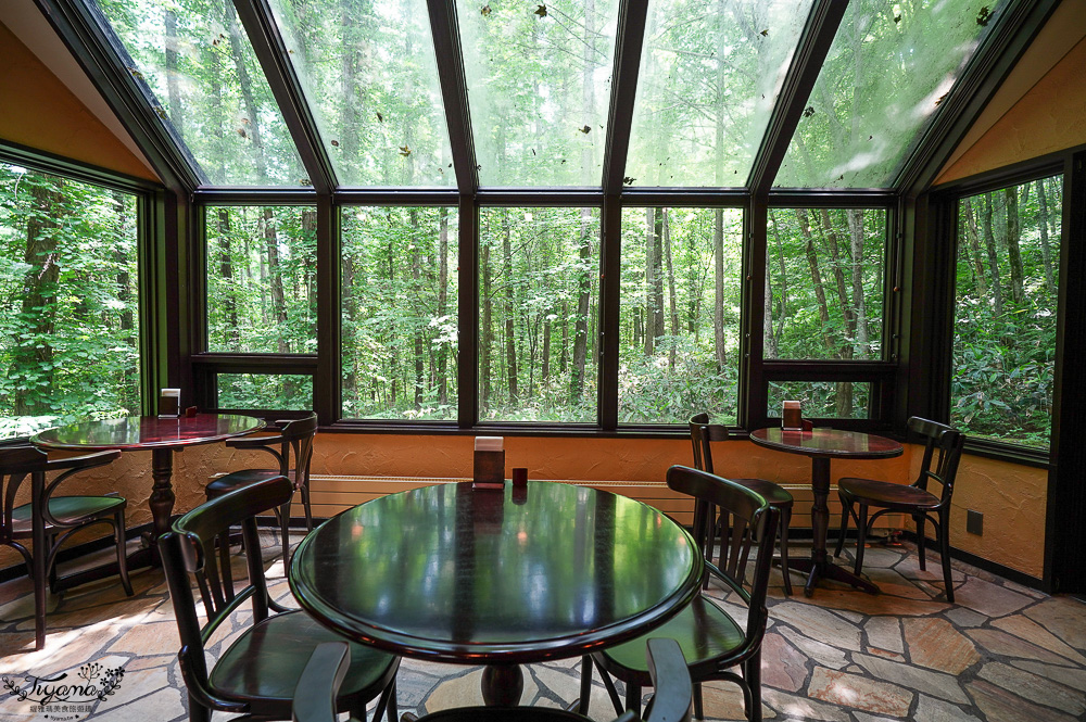 北海道富良野美食「森之時計｜珈琲 森の時計」森林精靈露台裡的幻夢咖啡廳~來杯DIY手磨豆的手沖咖啡，20週年森林劇院蛋糕 @緹雅瑪 美食旅遊趣