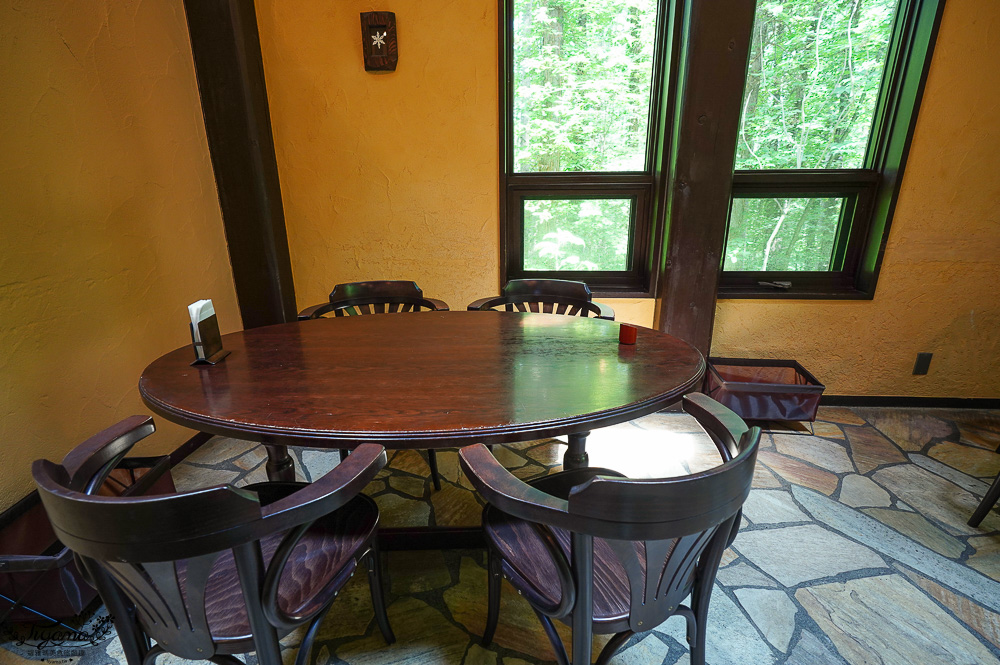 北海道富良野美食「森之時計｜珈琲 森の時計」森林精靈露台裡的幻夢咖啡廳~來杯DIY手磨豆的手沖咖啡，20週年森林劇院蛋糕 @緹雅瑪 美食旅遊趣