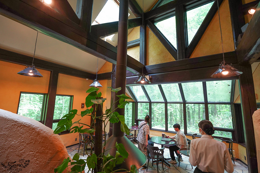 北海道富良野美食「森之時計｜珈琲 森の時計」森林精靈露台裡的幻夢咖啡廳~來杯DIY手磨豆的手沖咖啡，20週年森林劇院蛋糕 @緹雅瑪 美食旅遊趣