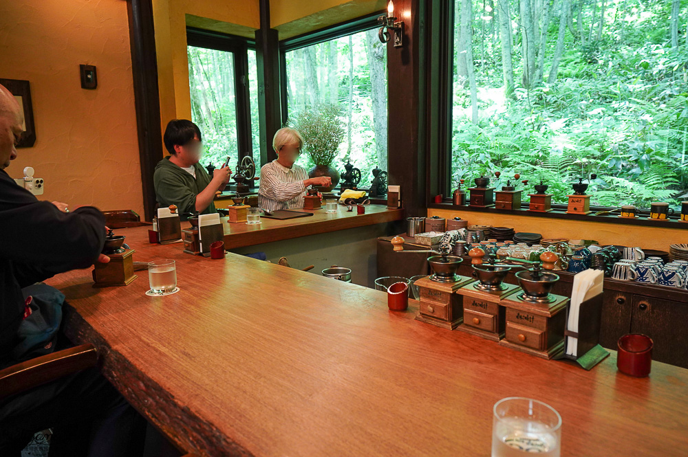 北海道富良野美食「森之時計｜珈琲 森の時計」森林精靈露台裡的幻夢咖啡廳~來杯DIY手磨豆的手沖咖啡，20週年森林劇院蛋糕 @緹雅瑪 美食旅遊趣