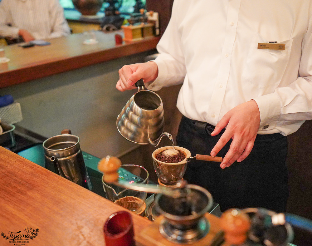 北海道富良野美食「森之時計｜珈琲 森の時計」森林精靈露台裡的幻夢咖啡廳~來杯DIY手磨豆的手沖咖啡，20週年森林劇院蛋糕 @緹雅瑪 美食旅遊趣