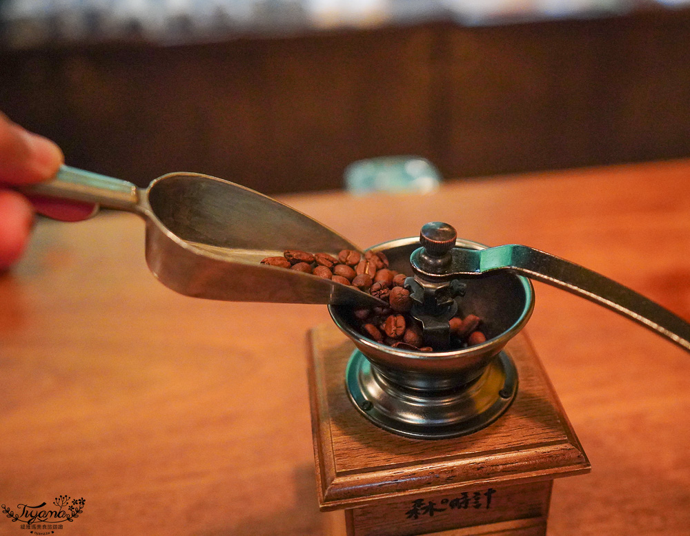 北海道富良野美食「森之時計｜珈琲 森の時計」森林精靈露台裡的幻夢咖啡廳~來杯DIY手磨豆的手沖咖啡，20週年森林劇院蛋糕 @緹雅瑪 美食旅遊趣