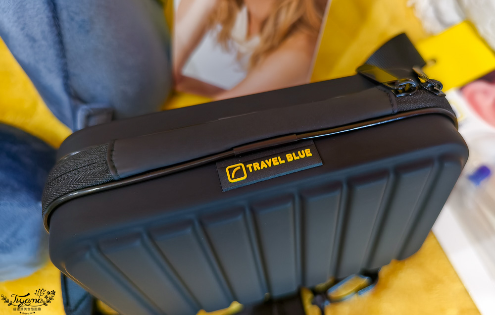 旅行好物推薦【Travel Blue 藍旅】旅途有型禮盒：Travel Blue寧靜頸枕、親膚烤漆斜背包、豪華眼罩、飛行耳塞 @緹雅瑪 美食旅遊趣