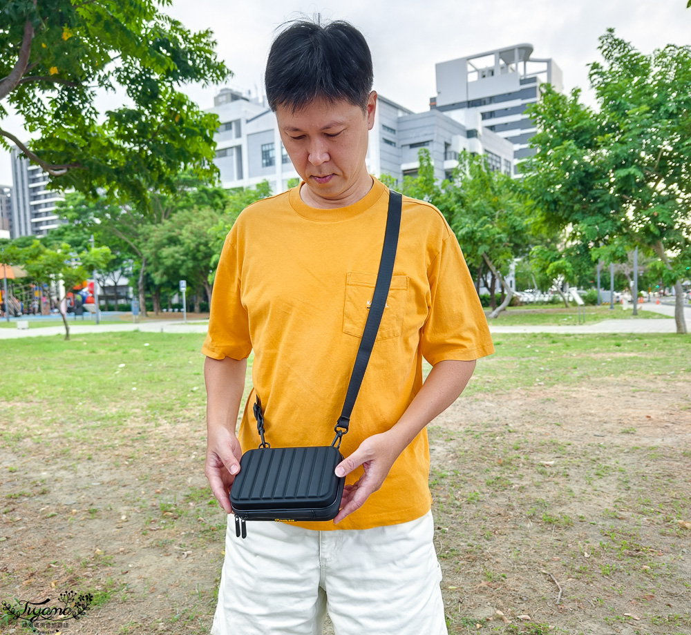 旅行好物推薦【Travel Blue 藍旅】旅途有型禮盒：Travel Blue寧靜頸枕、親膚烤漆斜背包、豪華眼罩、飛行耳塞 @緹雅瑪 美食旅遊趣