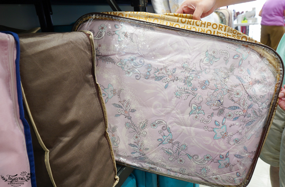 高雄多利寶寢具特賣會開跑囉!!換季出清~殺很大”990元兩用床包組”限量售完為止,枕頭涼被990元買一送一,冬季被5折,工廠直營天絲寢具超甜價~ @緹雅瑪 美食旅遊趣 高雄多利寶寢具特賣會開跑囉!!換季出清~殺很大”990元兩用床包組”限量售完為止,枕頭涼被990元買一送一,冬季被5折,工廠直營天絲寢具超甜價~ @緹雅瑪 美食旅遊趣