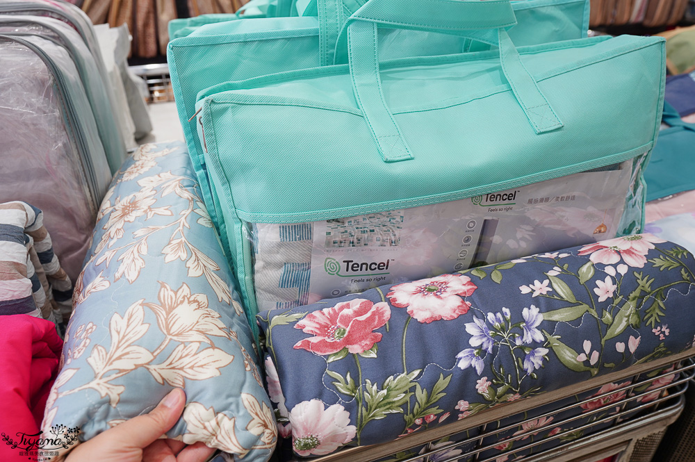 高雄多利寶寢具特賣會開跑囉！！換季出清~殺很大”990元兩用床包組”限量售完為止，枕頭涼被990元買一送一，冬季被5折，工廠直營天絲寢具超甜價~ @緹雅瑪 美食旅遊趣