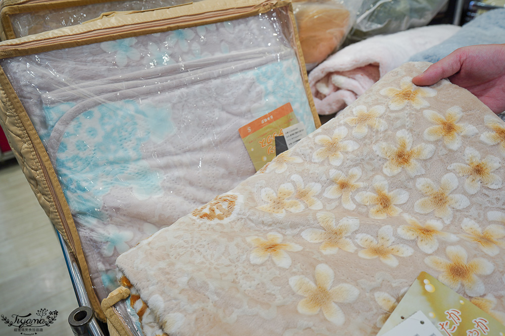 高雄多利寶寢具特賣會開跑囉!!換季出清~殺很大”990元兩用床包組”限量售完為止,枕頭涼被990元買一送一,冬季被5折,工廠直營天絲寢具超甜價~ @緹雅瑪 美食旅遊趣 高雄多利寶寢具特賣會開跑囉!!換季出清~殺很大”990元兩用床包組”限量售完為止,枕頭涼被990元買一送一,冬季被5折,工廠直營天絲寢具超甜價~ @緹雅瑪 美食旅遊趣