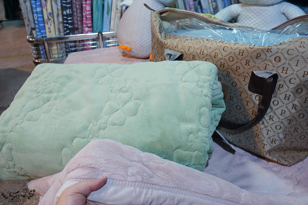 台南寢具特賣會｜多利寶寢具✖︎海馬台南年度聯合特賣會：MIT天絲寢具工廠直營好平價~天絲寢具2套只要3980元，萬用毯349，多款買一送一，天絲床包兩用被組 起 @緹雅瑪 美食旅遊趣