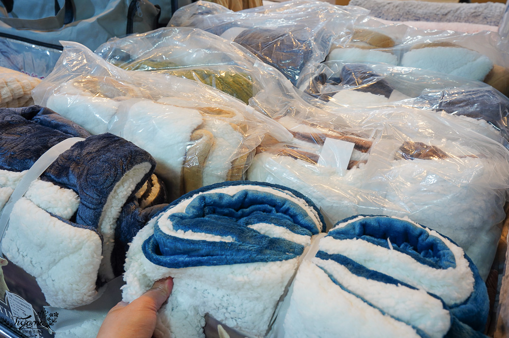 台南寢具特賣會｜多利寶寢具✖︎海馬台南年度聯合特賣會：MIT天絲寢具工廠直營好平價~天絲寢具2套只要3980元，萬用毯349，多款買一送一，天絲床包兩用被組 起 @緹雅瑪 美食旅遊趣