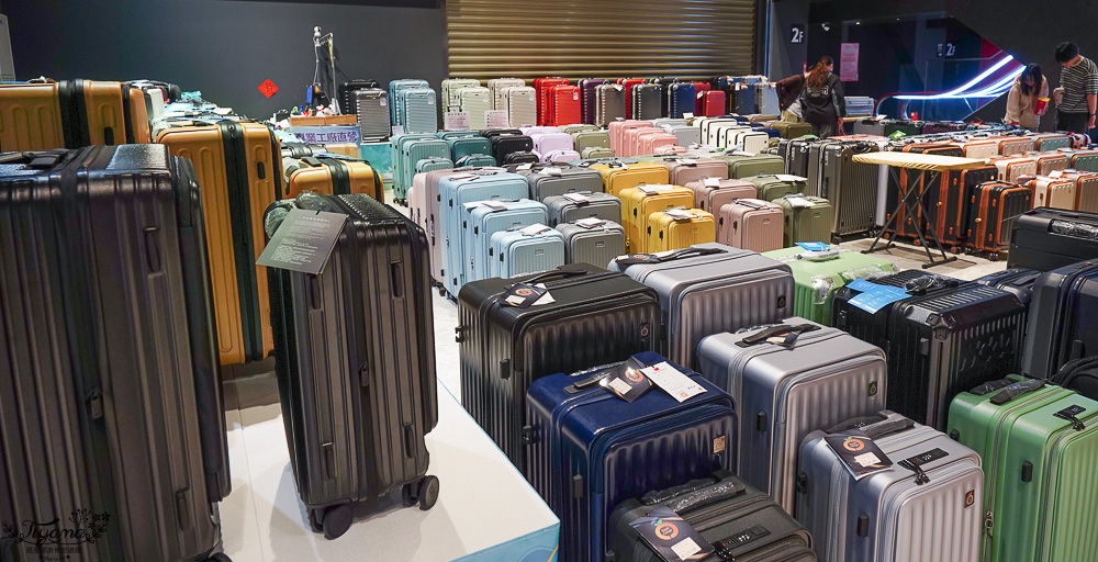 嘉義行李箱特賣會「加賀屋行李箱特賣會」，各品牌行李箱現場一次看，上掀式行李箱、對開式行李箱、雙開式行李箱、胖胖箱、布料行李箱、登機箱，限量特惠行李箱只要990元起，一年保固、終身保修！！ @緹雅瑪 美食旅遊趣