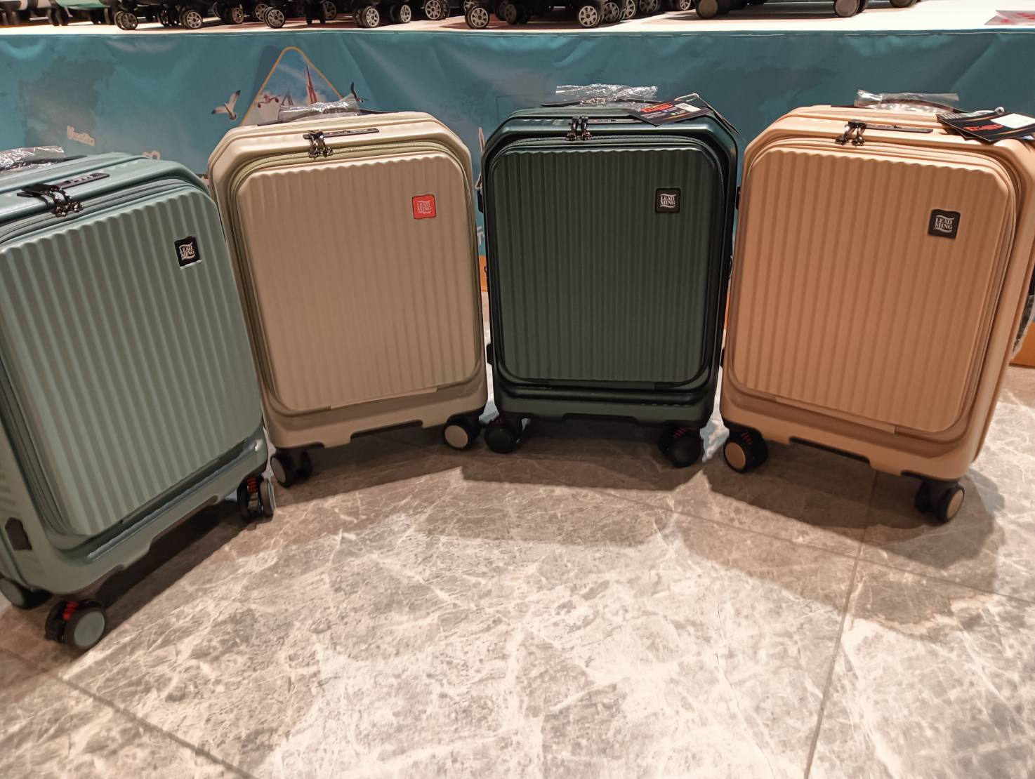 嘉義行李箱特賣會「加賀屋行李箱特賣會」，各品牌行李箱現場一次看，上掀式行李箱、對開式行李箱、雙開式行李箱、胖胖箱、布料行李箱、虎航登機箱，限量特惠行李箱只要990元起，一年保固、終身保修！！ @緹雅瑪 美食旅遊趣