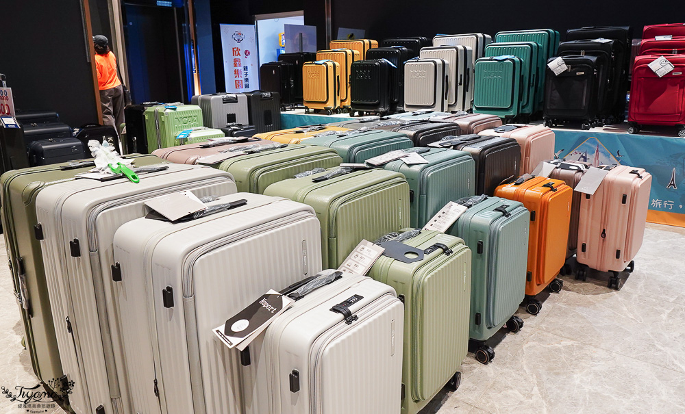 嘉義行李箱特賣會「加賀屋行李箱特賣會」，各品牌行李箱現場一次看，上掀式行李箱、對開式行李箱、雙開式行李箱、胖胖箱、布料行李箱、登機箱，限量特惠行李箱只要990元起，一年保固、終身保修！！ @緹雅瑪 美食旅遊趣