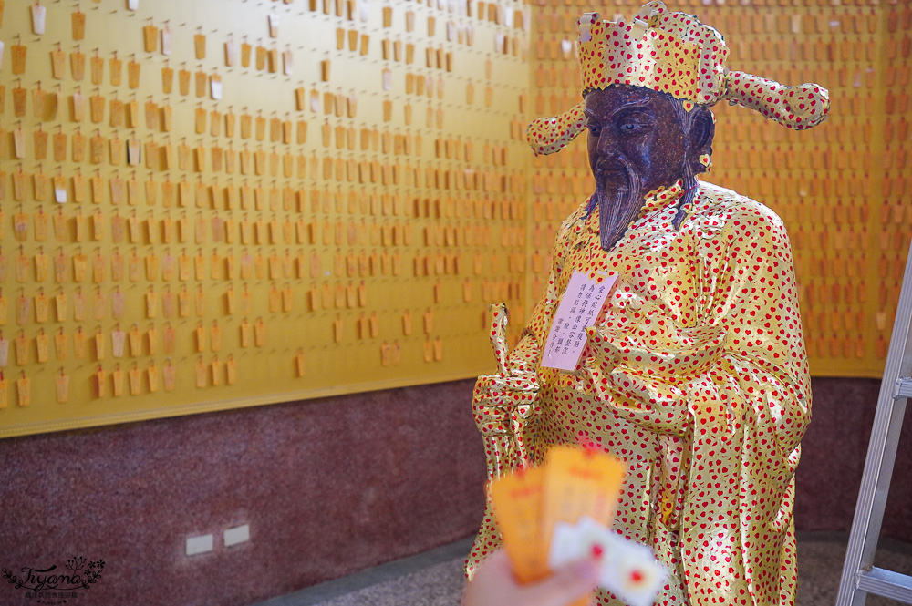 全台唯一打小人寺廟「嘉義歡喜財神廟」補財庫、求財運、化厄運、打小人~花招超多的討喜財神爺廟 @緹雅瑪 美食旅遊趣