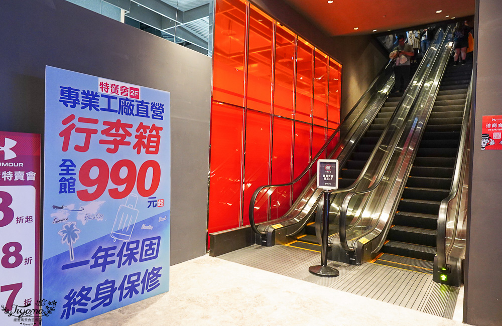 嘉義行李箱特賣會「加賀屋行李箱特賣會」，各品牌行李箱現場一次看，上掀式行李箱、對開式行李箱、雙開式行李箱、胖胖箱、布料行李箱、登機箱，限量特惠行李箱只要990元起，一年保固、終身保修！！ @緹雅瑪 美食旅遊趣