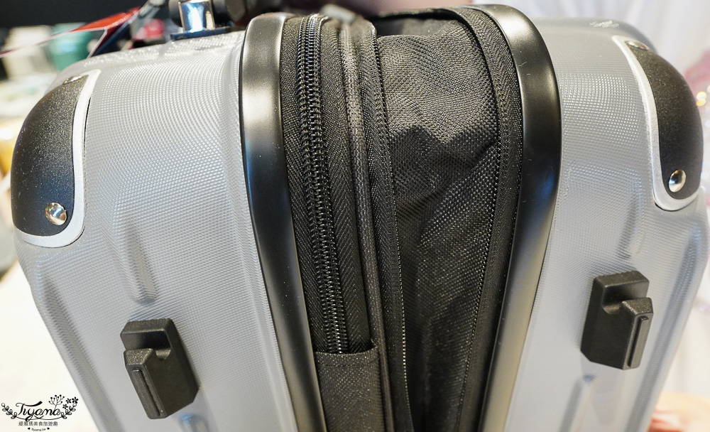 嘉義行李箱特賣會「加賀屋行李箱特賣會」，各品牌行李箱現場一次看，上掀式行李箱、對開式行李箱、雙開式行李箱、胖胖箱、布料行李箱、登機箱，限量特惠行李箱只要990元起，一年保固、終身保修！！ @緹雅瑪 美食旅遊趣