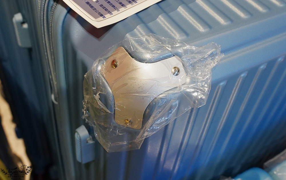 嘉義行李箱特賣會「加賀屋行李箱特賣會」，各品牌行李箱現場一次看，上掀式行李箱、對開式行李箱、雙開式行李箱、胖胖箱、布料行李箱、登機箱，限量特惠行李箱只要990元起，一年保固、終身保修！！ @緹雅瑪 美食旅遊趣