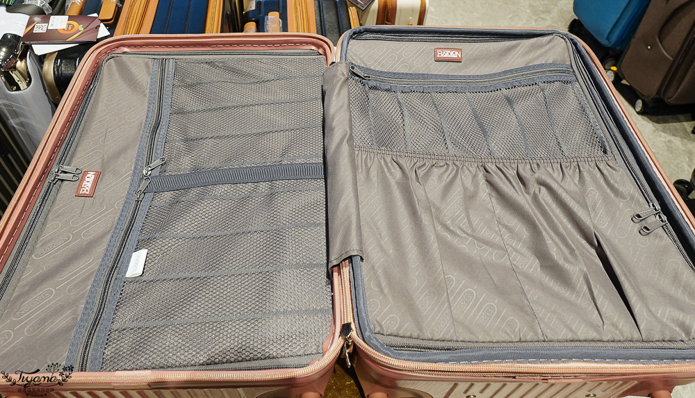 嘉義行李箱特賣會「加賀屋行李箱特賣會」，各品牌行李箱現場一次看，上掀式行李箱、對開式行李箱、雙開式行李箱、胖胖箱、布料行李箱、登機箱，限量特惠行李箱只要990元起，一年保固、終身保修！！ @緹雅瑪 美食旅遊趣