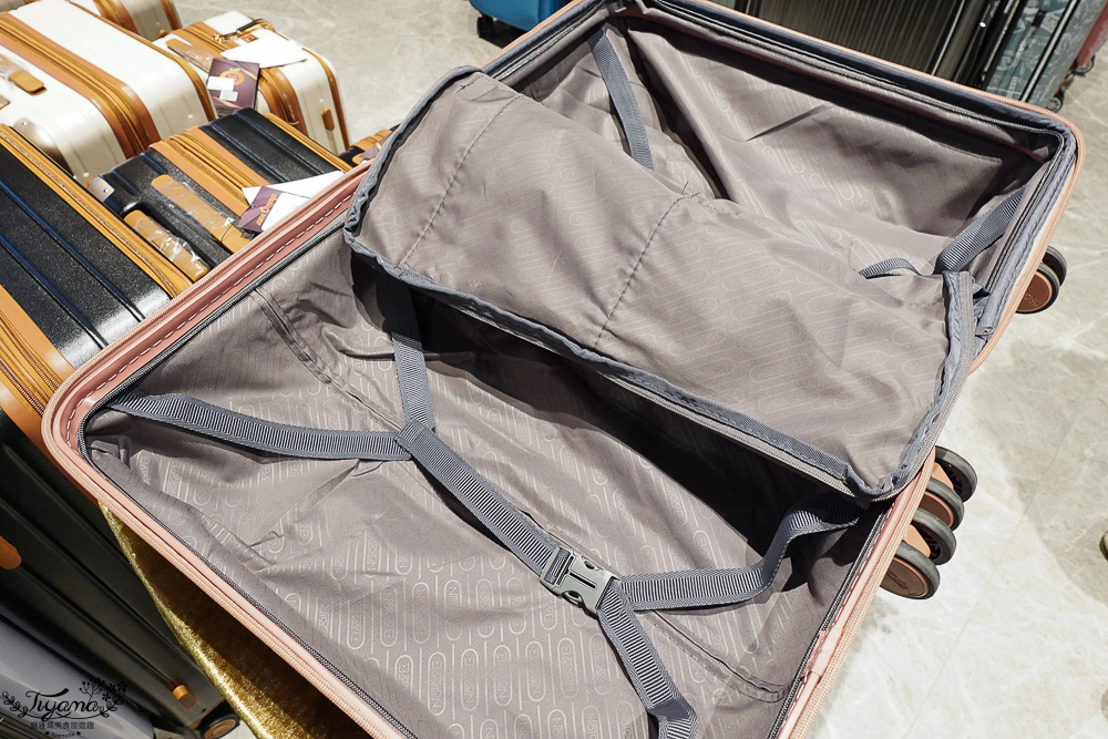 嘉義行李箱特賣會「加賀屋行李箱特賣會」，各品牌行李箱現場一次看，上掀式行李箱、對開式行李箱、雙開式行李箱、胖胖箱、布料行李箱、登機箱，限量特惠行李箱只要990元起，一年保固、終身保修！！ @緹雅瑪 美食旅遊趣