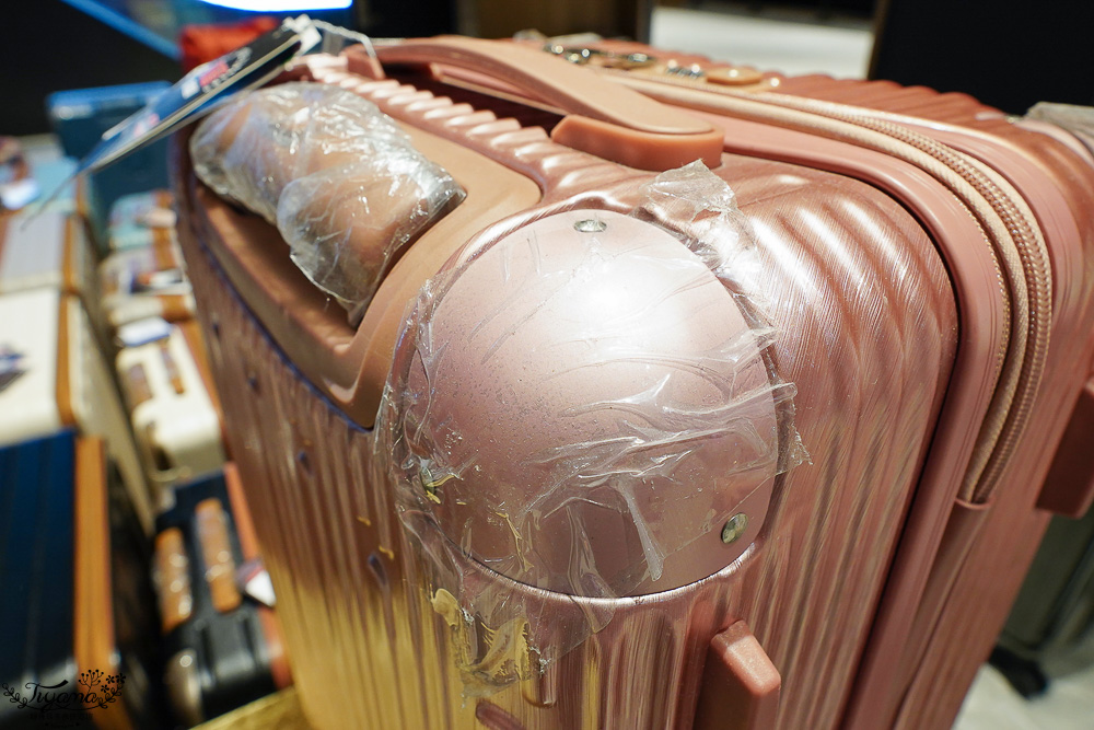 嘉義行李箱特賣會「加賀屋行李箱特賣會」，各品牌行李箱現場一次看，上掀式行李箱、對開式行李箱、雙開式行李箱、胖胖箱、布料行李箱、登機箱，限量特惠行李箱只要990元起，一年保固、終身保修！！ @緹雅瑪 美食旅遊趣