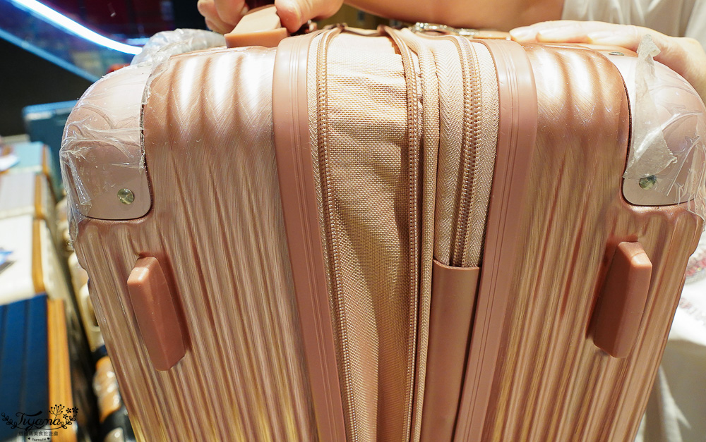 嘉義行李箱特賣會「加賀屋行李箱特賣會」，各品牌行李箱現場一次看，上掀式行李箱、對開式行李箱、雙開式行李箱、胖胖箱、布料行李箱、登機箱，限量特惠行李箱只要990元起，一年保固、終身保修！！ @緹雅瑪 美食旅遊趣