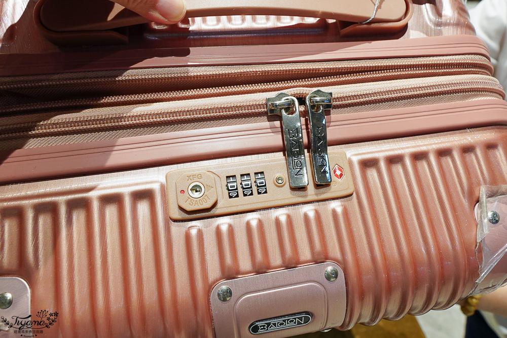 嘉義行李箱特賣會「加賀屋行李箱特賣會」，各品牌行李箱現場一次看，上掀式行李箱、對開式行李箱、雙開式行李箱、胖胖箱、布料行李箱、登機箱，限量特惠行李箱只要990元起，一年保固、終身保修！！ @緹雅瑪 美食旅遊趣