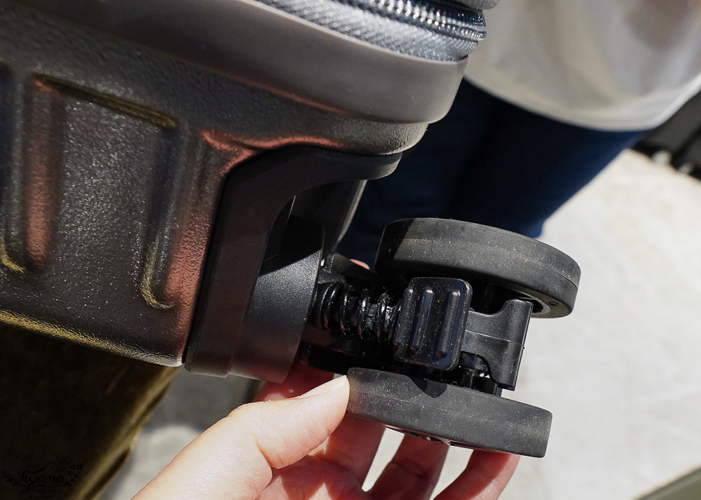 嘉義行李箱特賣會「加賀屋行李箱特賣會」，各品牌行李箱現場一次看，上掀式行李箱、對開式行李箱、雙開式行李箱、胖胖箱、布料行李箱、登機箱，限量特惠行李箱只要990元起，一年保固、終身保修！！ @緹雅瑪 美食旅遊趣