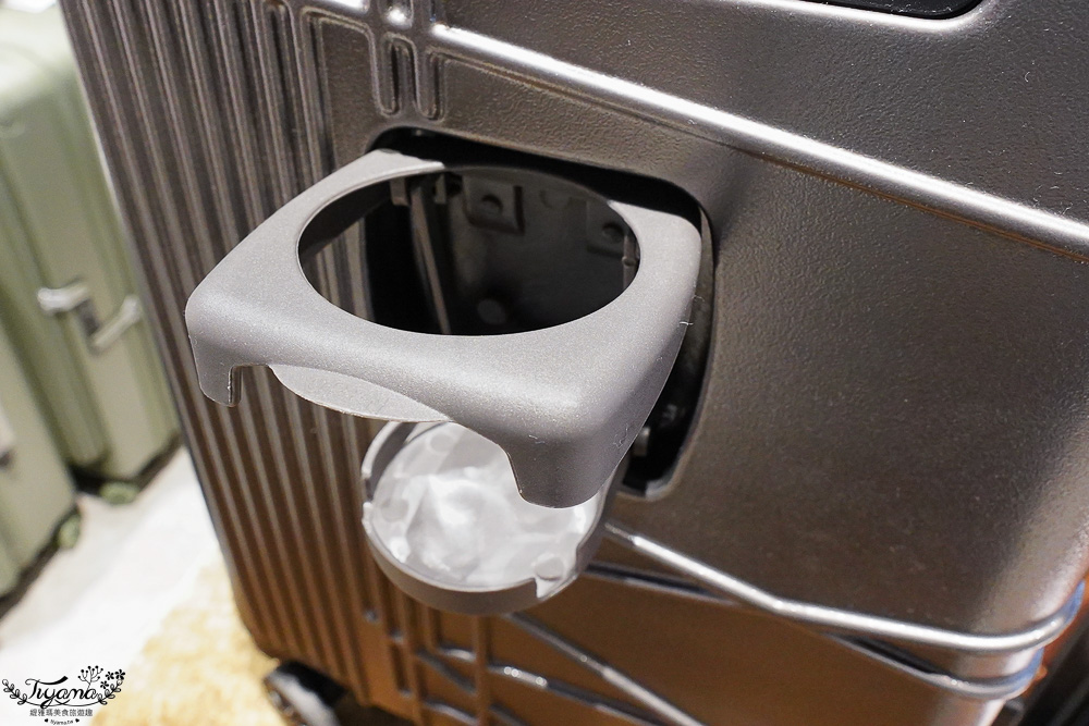 嘉義行李箱特賣會「加賀屋行李箱特賣會」，各品牌行李箱現場一次看，上掀式行李箱、對開式行李箱、雙開式行李箱、胖胖箱、布料行李箱、登機箱，限量特惠行李箱只要990元起，一年保固、終身保修！！ @緹雅瑪 美食旅遊趣