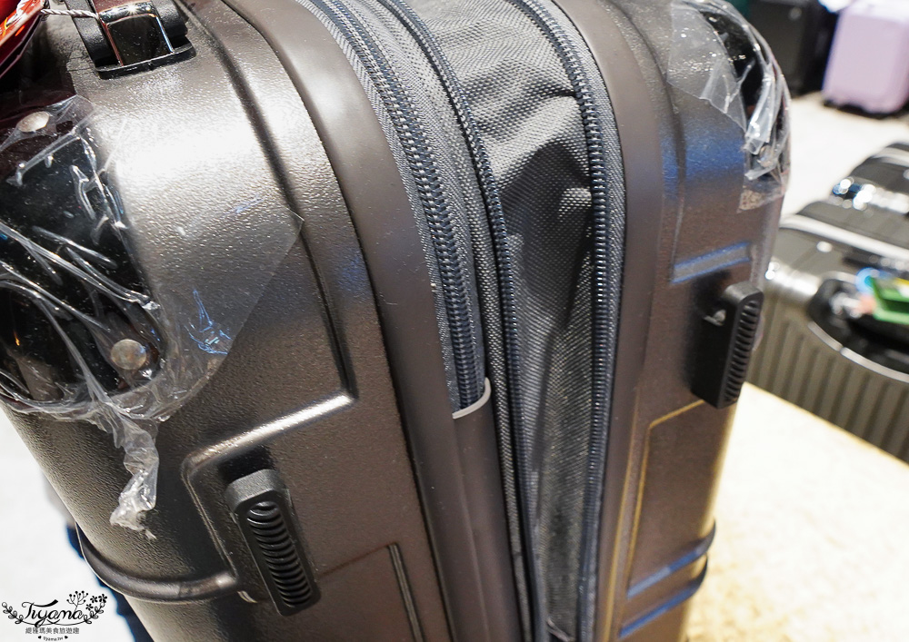 嘉義行李箱特賣會「加賀屋行李箱特賣會」，各品牌行李箱現場一次看，上掀式行李箱、對開式行李箱、雙開式行李箱、胖胖箱、布料行李箱、登機箱，限量特惠行李箱只要990元起，一年保固、終身保修！！ @緹雅瑪 美食旅遊趣