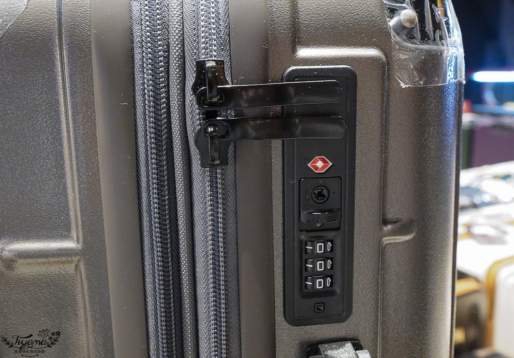 嘉義行李箱特賣會「加賀屋行李箱特賣會」，各品牌行李箱現場一次看，上掀式行李箱、對開式行李箱、雙開式行李箱、胖胖箱、布料行李箱、登機箱，限量特惠行李箱只要990元起，一年保固、終身保修！！ @緹雅瑪 美食旅遊趣