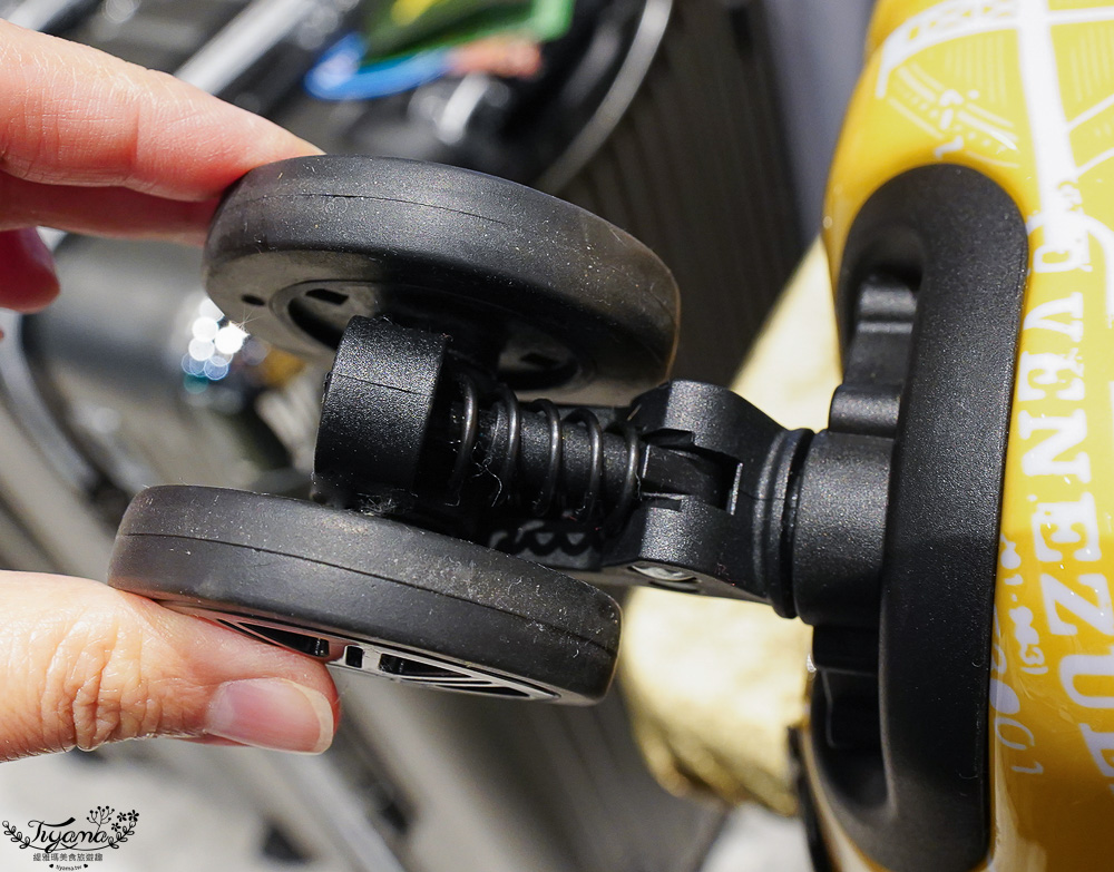 嘉義行李箱特賣會「加賀屋行李箱特賣會」，各品牌行李箱現場一次看，上掀式行李箱、對開式行李箱、雙開式行李箱、胖胖箱、布料行李箱、登機箱，限量特惠行李箱只要990元起，一年保固、終身保修！！ @緹雅瑪 美食旅遊趣