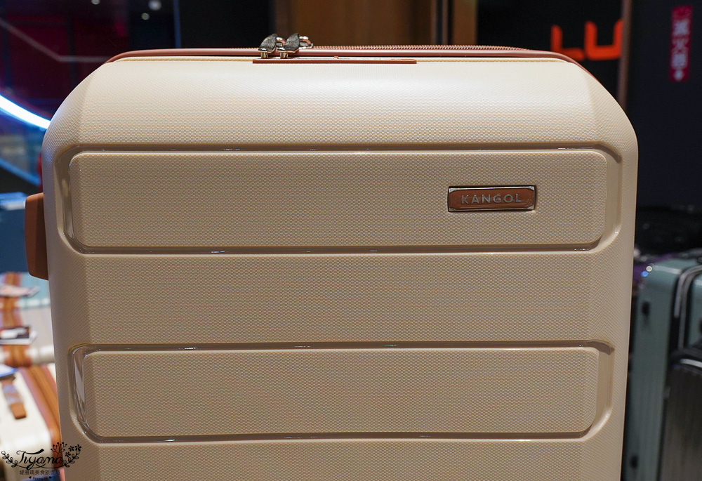 嘉義行李箱特賣會「加賀屋行李箱特賣會」，各品牌行李箱現場一次看，上掀式行李箱、對開式行李箱、雙開式行李箱、胖胖箱、布料行李箱、登機箱，限量特惠行李箱只要990元起，一年保固、終身保修！！ @緹雅瑪 美食旅遊趣