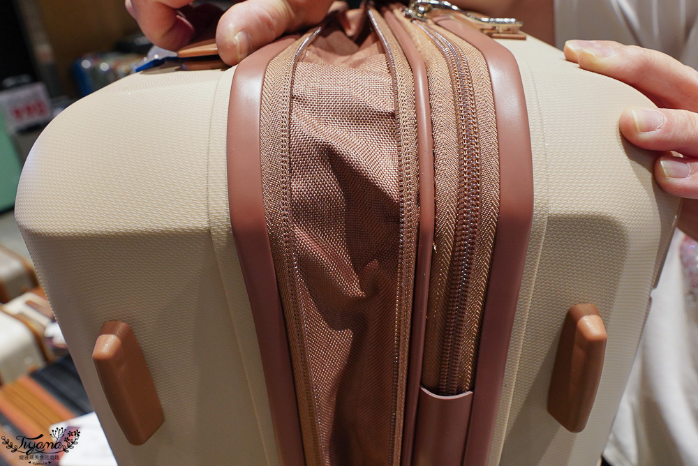 嘉義行李箱特賣會「加賀屋行李箱特賣會」，各品牌行李箱現場一次看，上掀式行李箱、對開式行李箱、雙開式行李箱、胖胖箱、布料行李箱、登機箱，限量特惠行李箱只要990元起，一年保固、終身保修！！ @緹雅瑪 美食旅遊趣