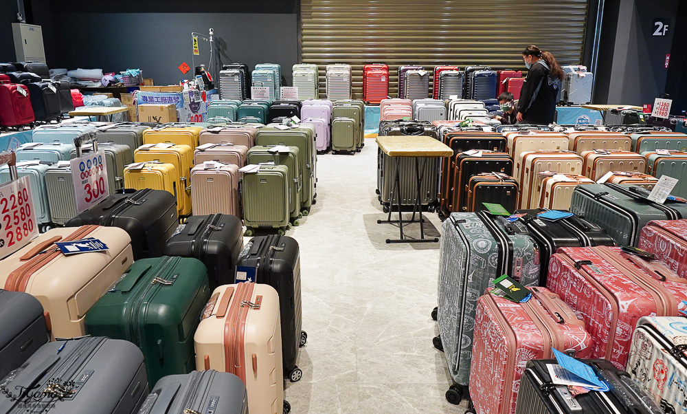 嘉義行李箱特賣會「加賀屋行李箱特賣會」，各品牌行李箱現場一次看，上掀式行李箱、對開式行李箱、雙開式行李箱、胖胖箱、布料行李箱、登機箱，限量特惠行李箱只要990元起，一年保固、終身保修！！ @緹雅瑪 美食旅遊趣