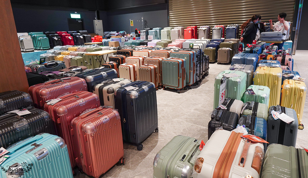 嘉義行李箱特賣會「加賀屋行李箱特賣會」，各品牌行李箱現場一次看，上掀式行李箱、對開式行李箱、雙開式行李箱、胖胖箱、布料行李箱、登機箱，限量特惠行李箱只要990元起，一年保固、終身保修！！ @緹雅瑪 美食旅遊趣