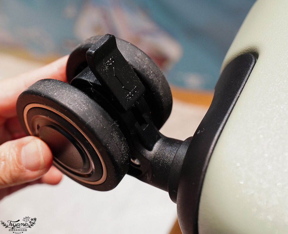 嘉義行李箱特賣會「加賀屋行李箱特賣會」，各品牌行李箱現場一次看，上掀式行李箱、對開式行李箱、雙開式行李箱、胖胖箱、布料行李箱、登機箱，限量特惠行李箱只要990元起，一年保固、終身保修！！ @緹雅瑪 美食旅遊趣