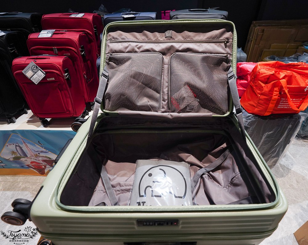 嘉義行李箱特賣會「加賀屋行李箱特賣會」，各品牌行李箱現場一次看，上掀式行李箱、對開式行李箱、雙開式行李箱、胖胖箱、布料行李箱、登機箱，限量特惠行李箱只要990元起，一年保固、終身保修！！ @緹雅瑪 美食旅遊趣