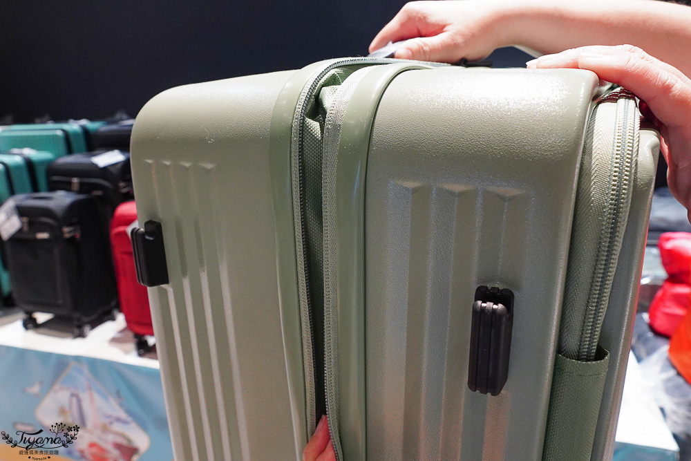 嘉義行李箱特賣會「加賀屋行李箱特賣會」，各品牌行李箱現場一次看，上掀式行李箱、對開式行李箱、雙開式行李箱、胖胖箱、布料行李箱、登機箱，限量特惠行李箱只要990元起，一年保固、終身保修！！ @緹雅瑪 美食旅遊趣