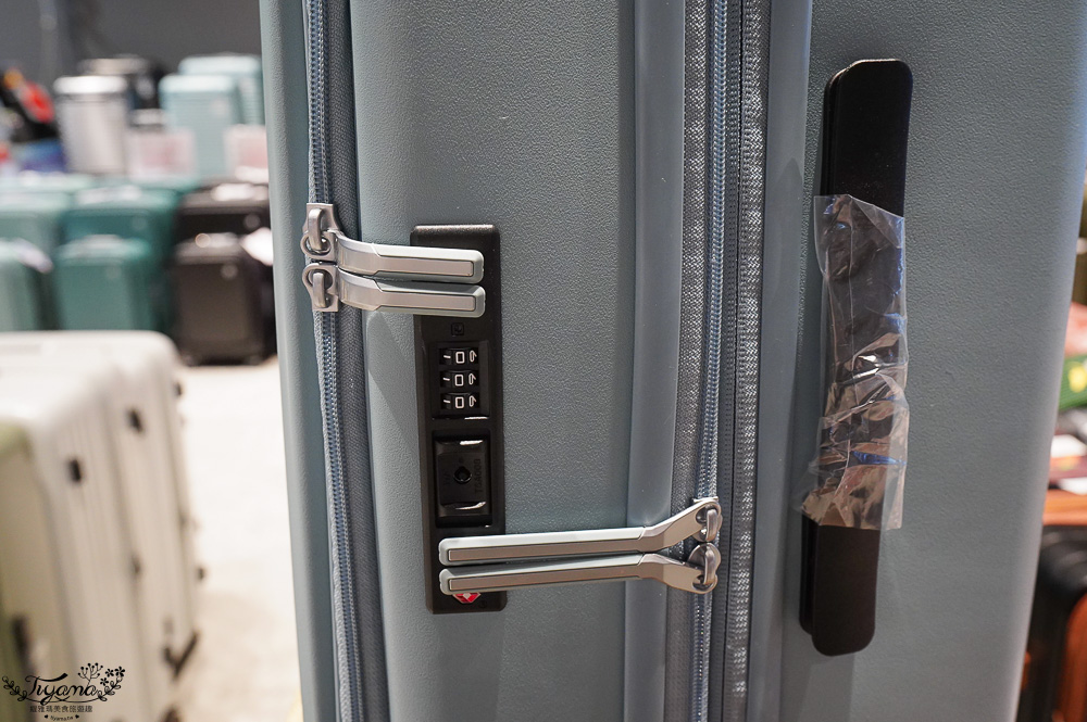 嘉義行李箱特賣會「加賀屋行李箱特賣會」，各品牌行李箱現場一次看，上掀式行李箱、對開式行李箱、雙開式行李箱、胖胖箱、布料行李箱、登機箱，限量特惠行李箱只要990元起，一年保固、終身保修！！ @緹雅瑪 美食旅遊趣