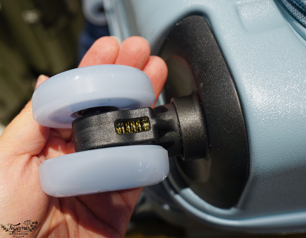 嘉義行李箱特賣會「加賀屋行李箱特賣會」，各品牌行李箱現場一次看，上掀式行李箱、對開式行李箱、雙開式行李箱、胖胖箱、布料行李箱、登機箱，限量特惠行李箱只要990元起，一年保固、終身保修！！ @緹雅瑪 美食旅遊趣