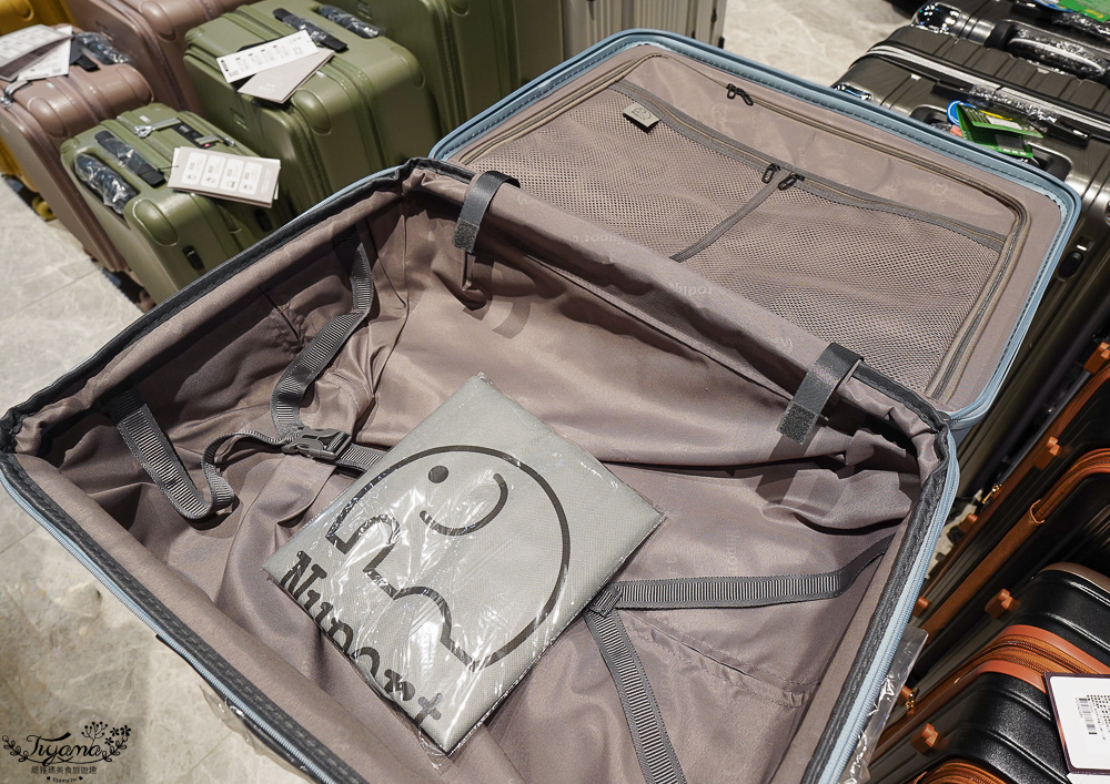 嘉義行李箱特賣會「加賀屋行李箱特賣會」，各品牌行李箱現場一次看，上掀式行李箱、對開式行李箱、雙開式行李箱、胖胖箱、布料行李箱、登機箱，限量特惠行李箱只要990元起，一年保固、終身保修！！ @緹雅瑪 美食旅遊趣