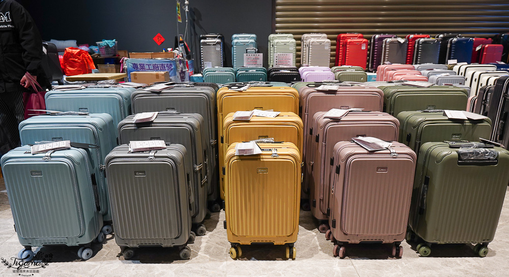 嘉義行李箱特賣會「加賀屋行李箱特賣會」，各品牌行李箱現場一次看，上掀式行李箱、對開式行李箱、雙開式行李箱、胖胖箱、布料行李箱、登機箱，限量特惠行李箱只要990元起，一年保固、終身保修！！ @緹雅瑪 美食旅遊趣