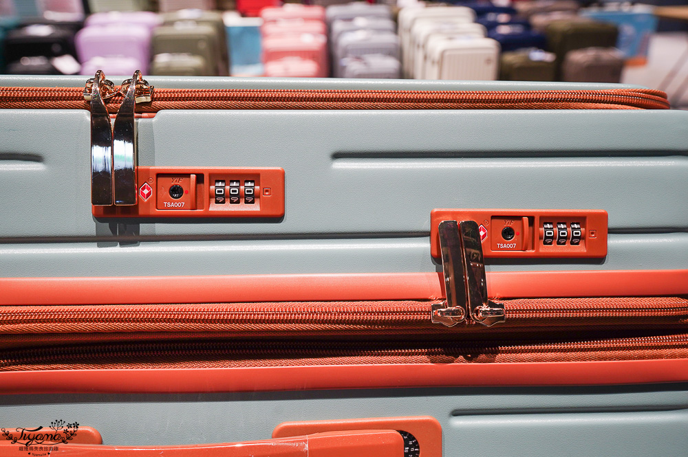 嘉義行李箱特賣會「加賀屋行李箱特賣會」，各品牌行李箱現場一次看，上掀式行李箱、對開式行李箱、雙開式行李箱、胖胖箱、布料行李箱、登機箱，限量特惠行李箱只要990元起，一年保固、終身保修！！ @緹雅瑪 美食旅遊趣